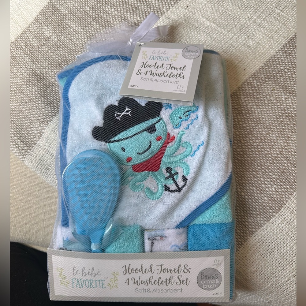 le bébé Favorite Hooded Towel & 4 Washcloth Set